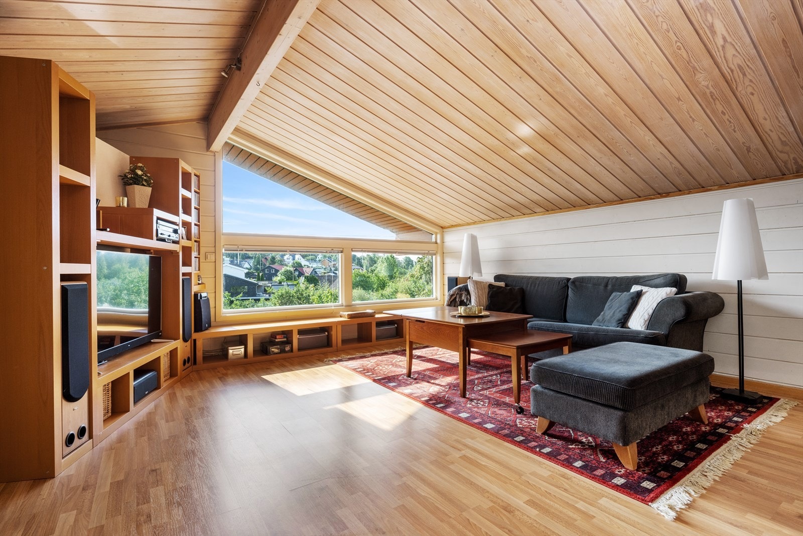 Videre har stuen god plass til sofagruppe, stuebord og tv-benk Galleribilde