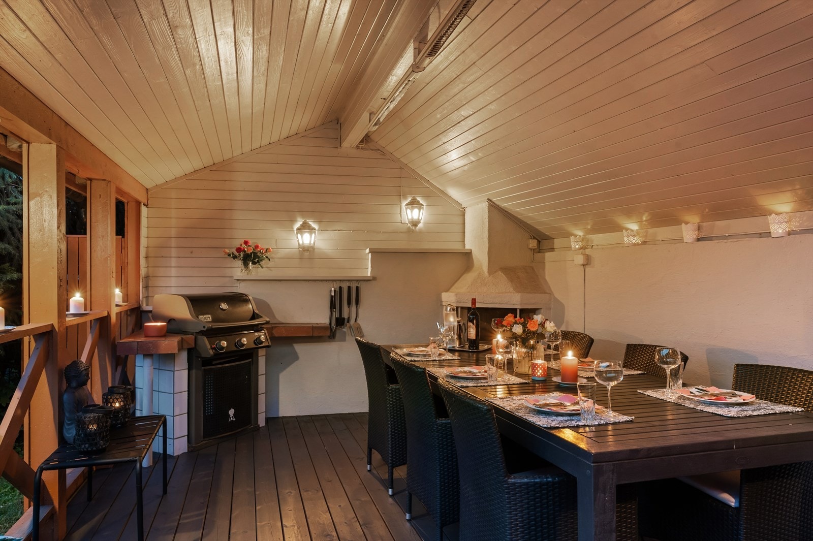 Her et det god plass til et stort spisebord og mange gjester Galleribilde