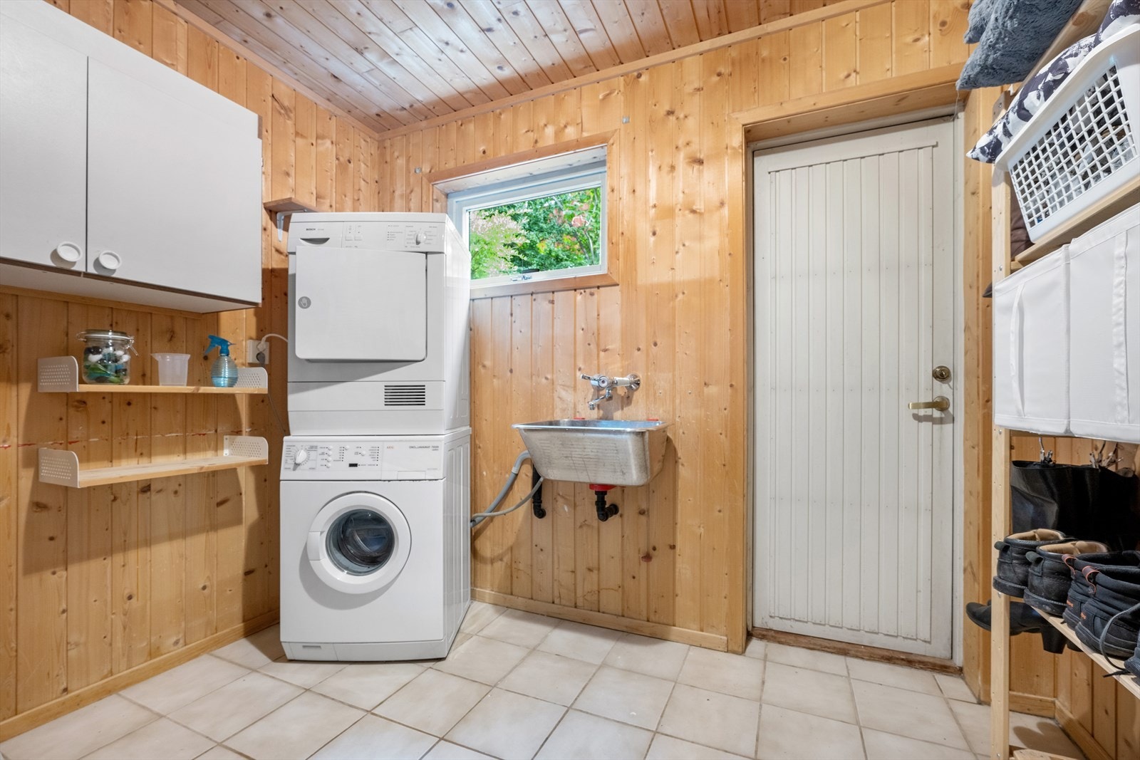Det er også et praktisk vaskerom med flislagt gulv og varmekabler, samt utgang til hagen Galleribilde