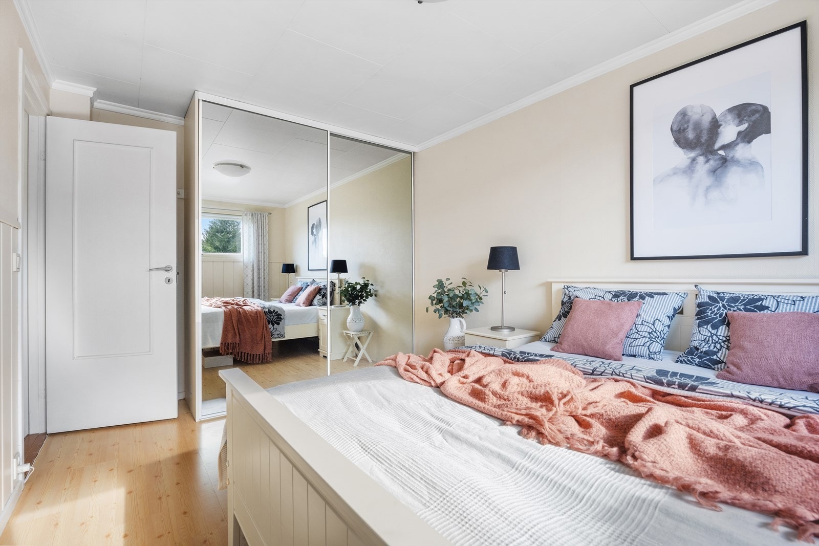 På soverommene er det montert store garderobeskap ellers er det god plass til dobbeltseng, nattbord og annet møblement Galleribilde