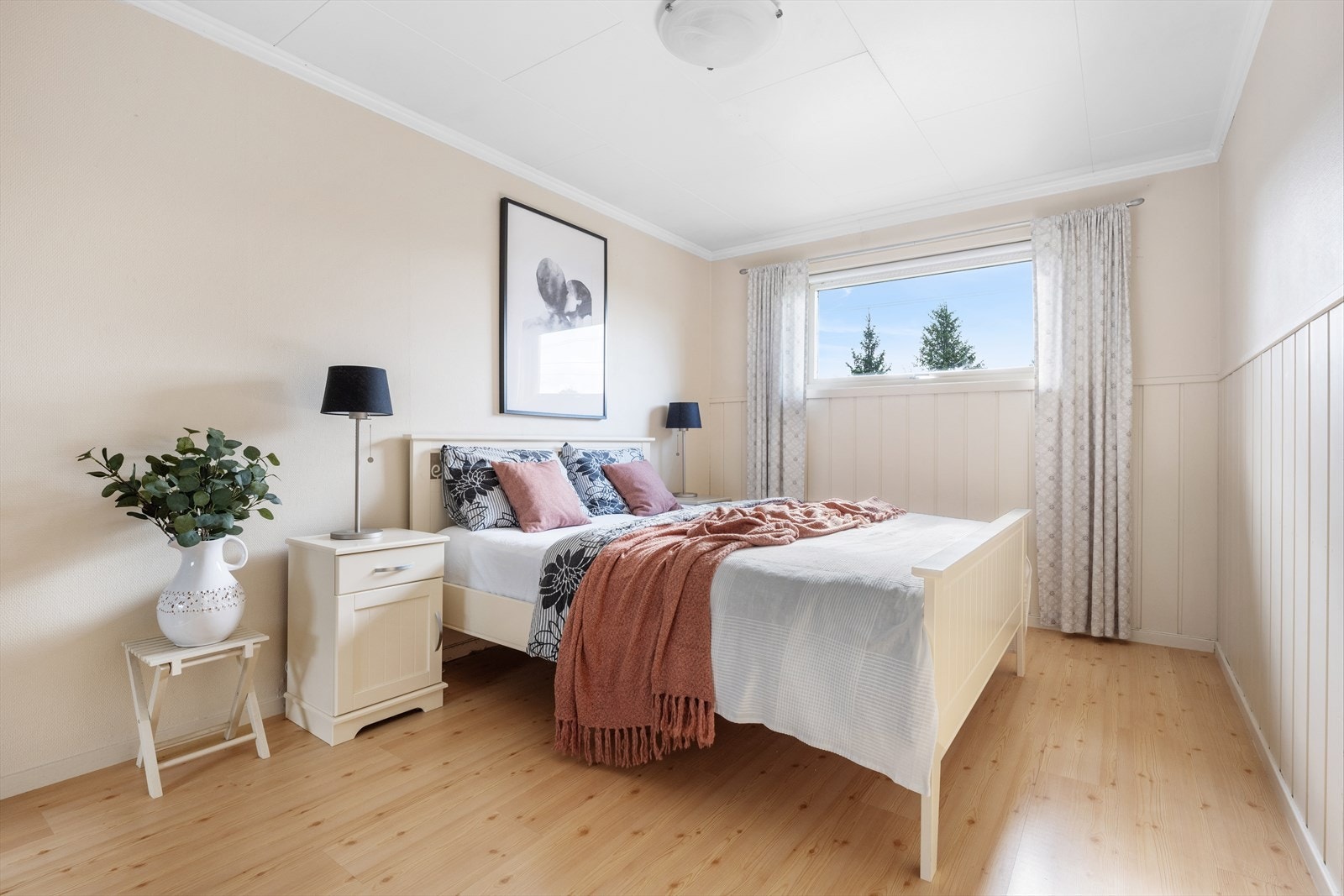 Boligen har tre soverom i 2. etasje som er av god størrelse Galleribilde