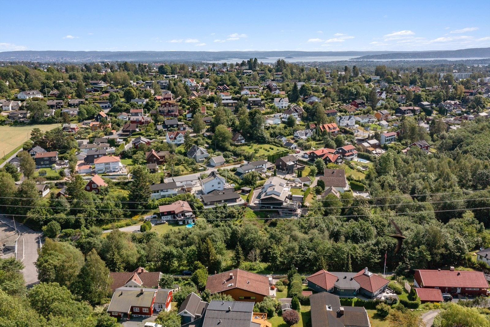 Det er gangavstand til barnehager, barneskoler og butikk samt kort vei til Bekkestua sentrum Galleribilde