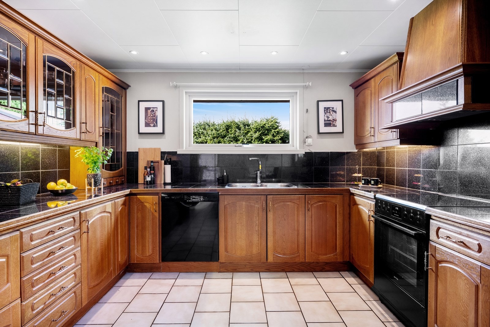 Boligen har et romslig kjøkken med rikelig benk- og skapplass Galleribilde