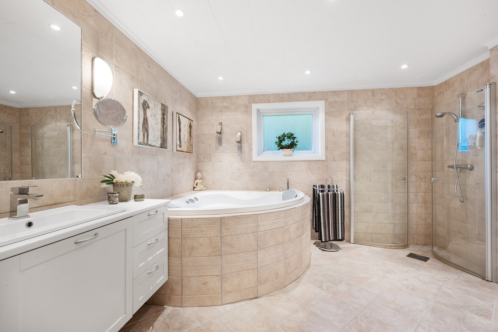 Boligen har et romslig og flislagt bad med varmekabler i gulvet Galleribilde