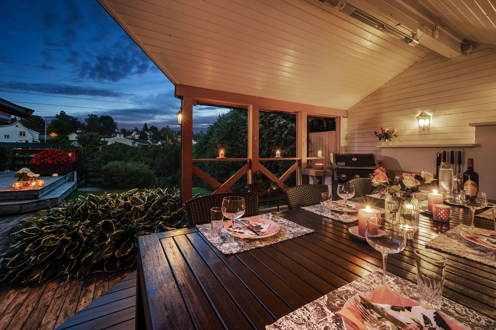 Boligen har en solrik terrasse, lekkert lysthus og en idyllisk hage Galleribilde
