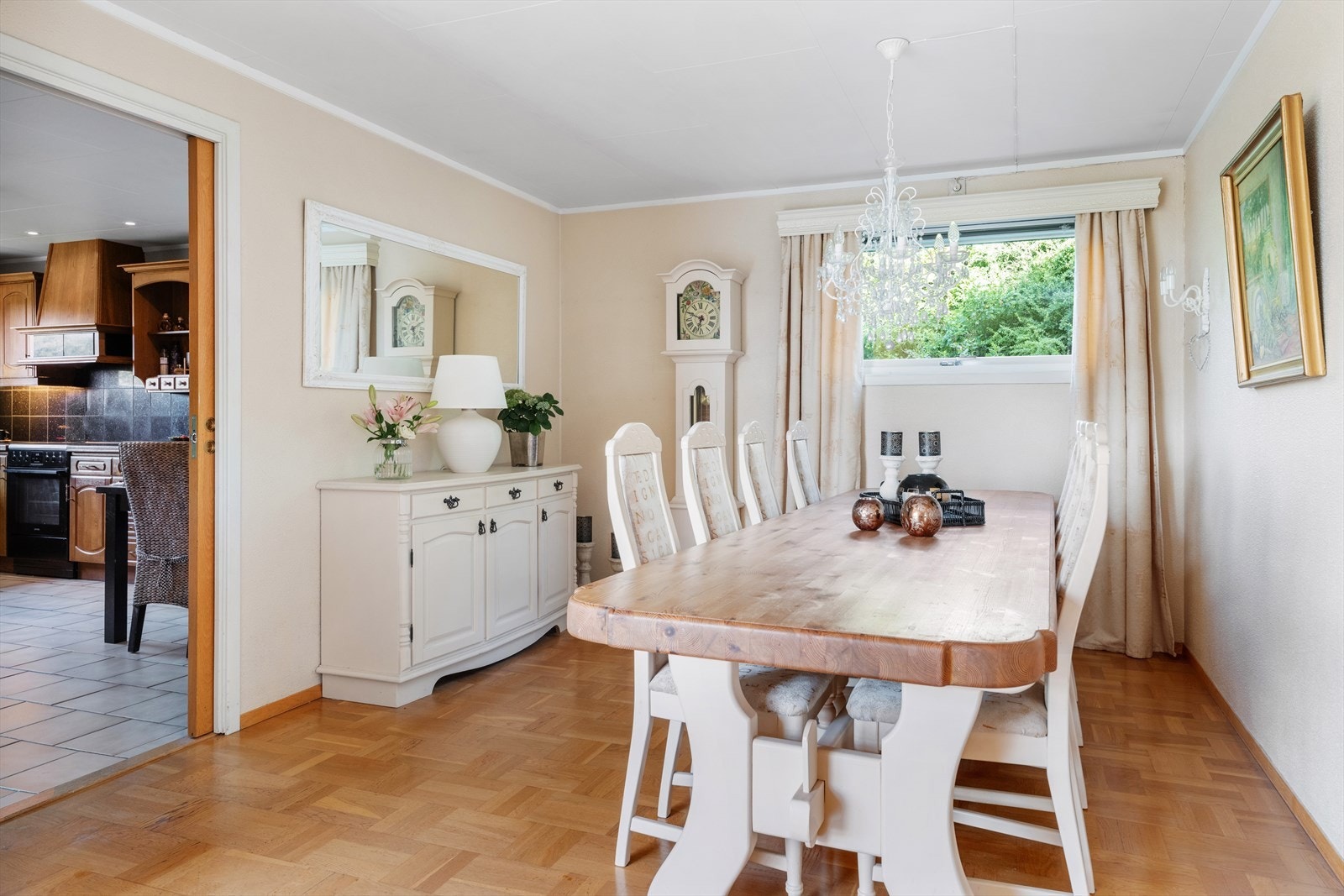 Det er god plass til et stort spisebord Galleribilde