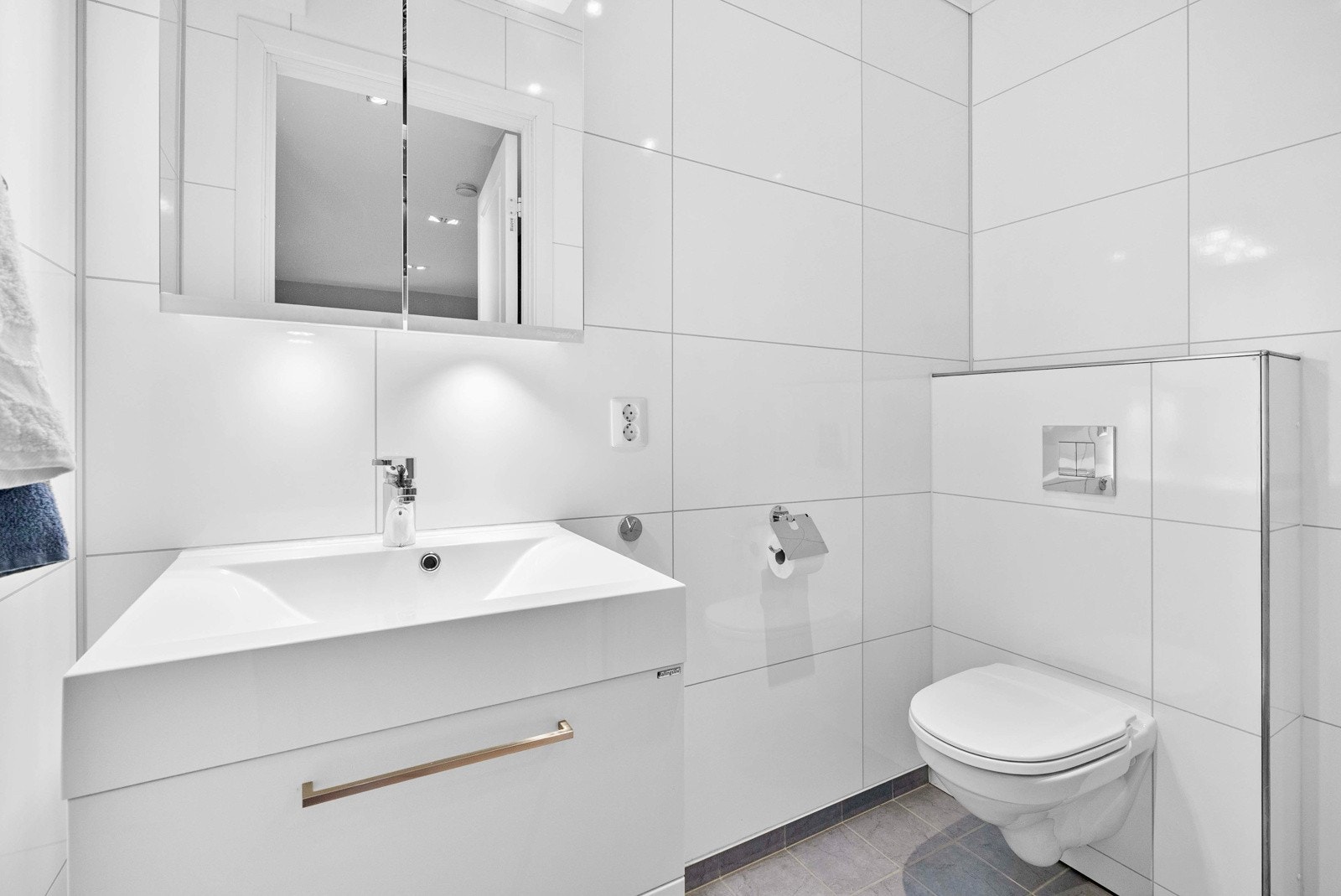 Boligen har 2 bad, ett i hver etasje. Dette er badet i 1. etasjen. Galleribilde