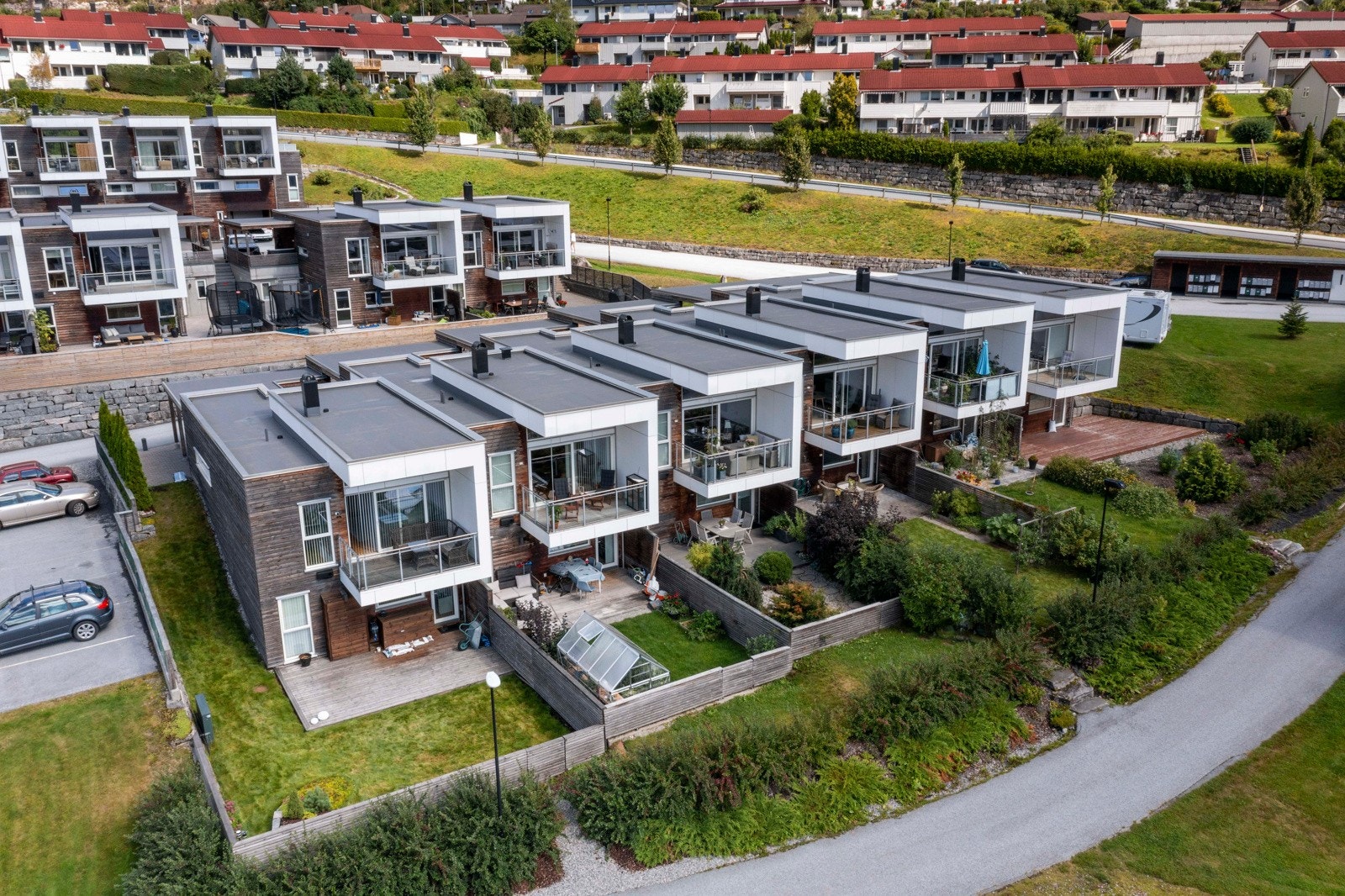 Dette er en utmerket bolig for de som ønsker å bo i rolige omgivelser, men samtidig ha enkel tilgang til det urbane bylivet. Velkommen til en hyggelig visning - husk å melde deg på! Galleribilde