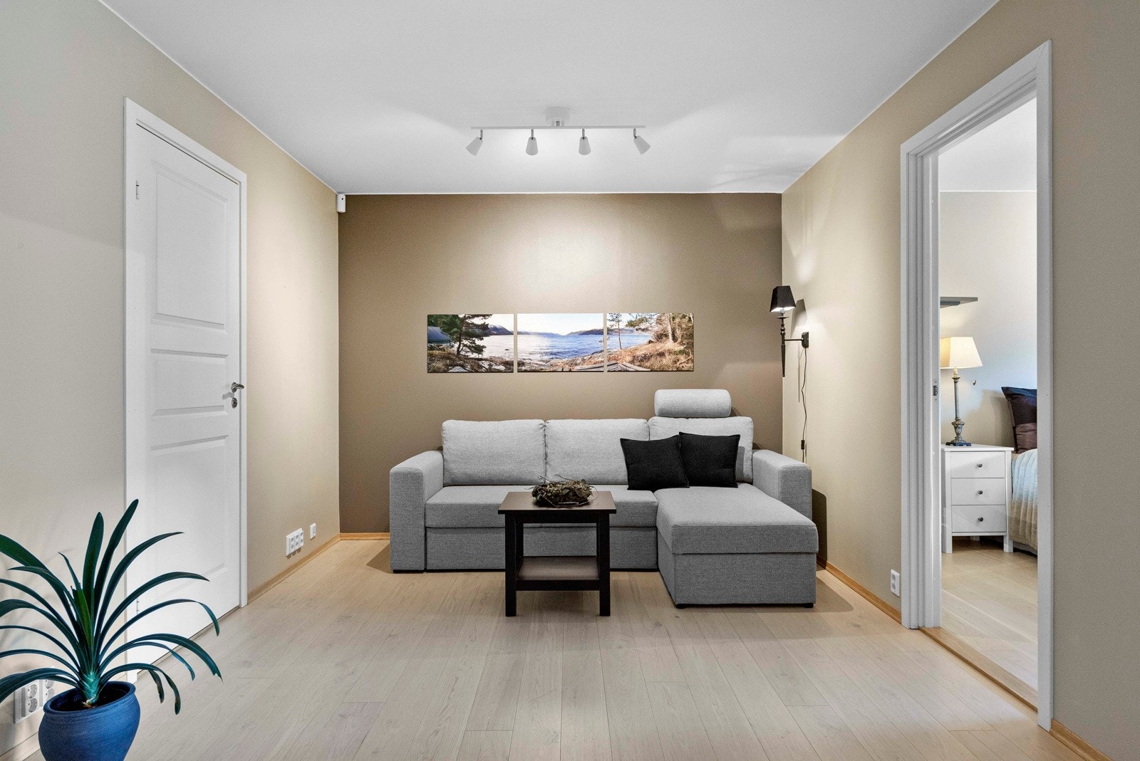 Stuen har god plass til stuemøbler. Her er det også varme i gulvet. Galleribilde