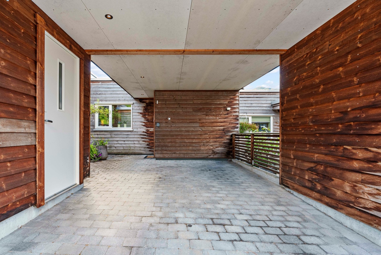 Ved entréen finner du praktisk carport, utvendig bod og et skjermet uteområde. Boden er på ca. 5 kvm. Galleribilde