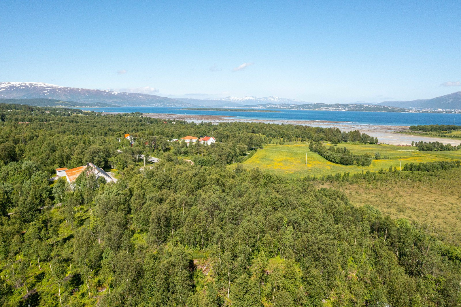 Sne eiendomsmegling v/Jonas Bergersen har gleden av å presentere en stor naturtomt på sørvøst sida av Kvaløya kun en kort kjøretur fra Tromsø!