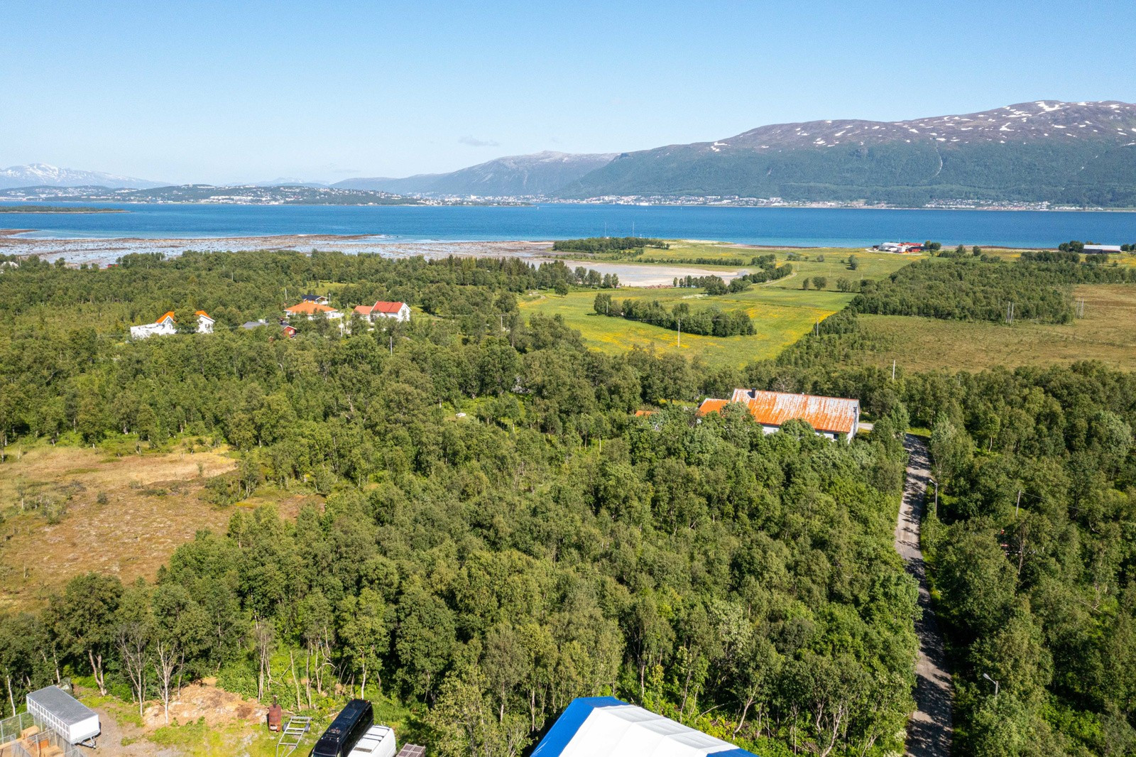 Kvaløya er et eldorado for natur- og friluftsentusiaster med umiddelbar nærhet til flotte turområder og utallige fjelltopper!