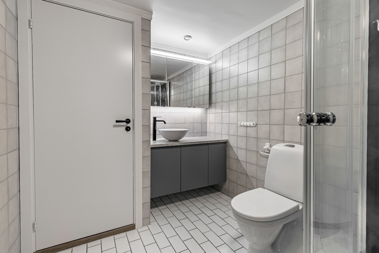 Badet har gulvvarme og er ellers utstyrt med dusjkabinett og frittstående toalett. Galleribilde