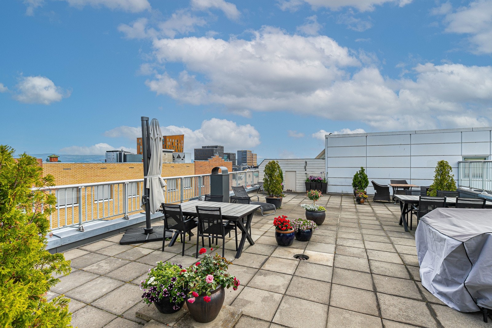 Felles takterrasse med ulike sittegrupper. Her er det gode solforhold og enda finere utsikt. Galleribilde