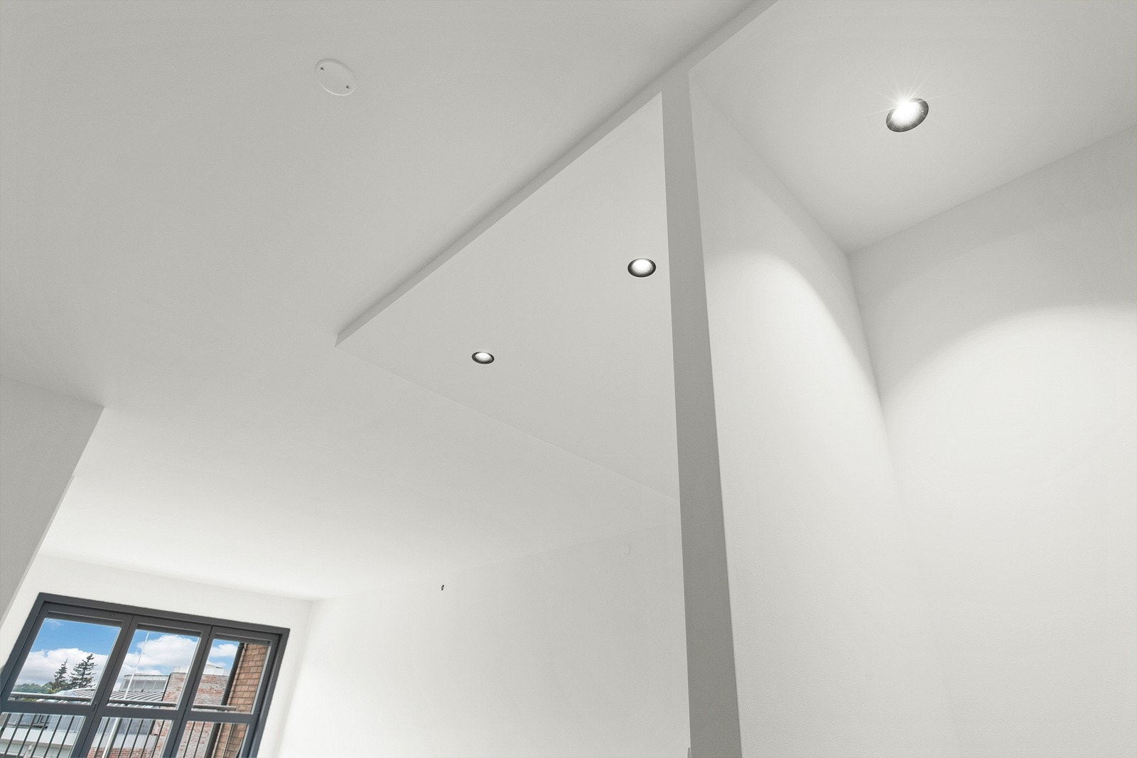 Innvendig har leiligheten en romslig planløsning og tidsmessige innredningsdetaljer. Galleribilde