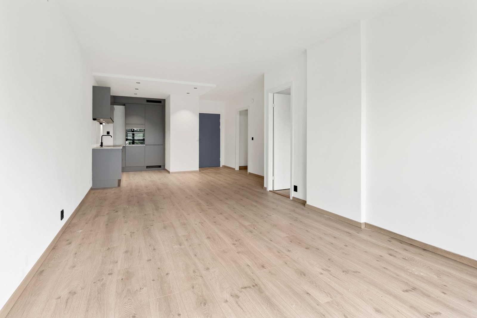 Det er god plass til spisebord mellom stue og kjøkken. Galleribilde