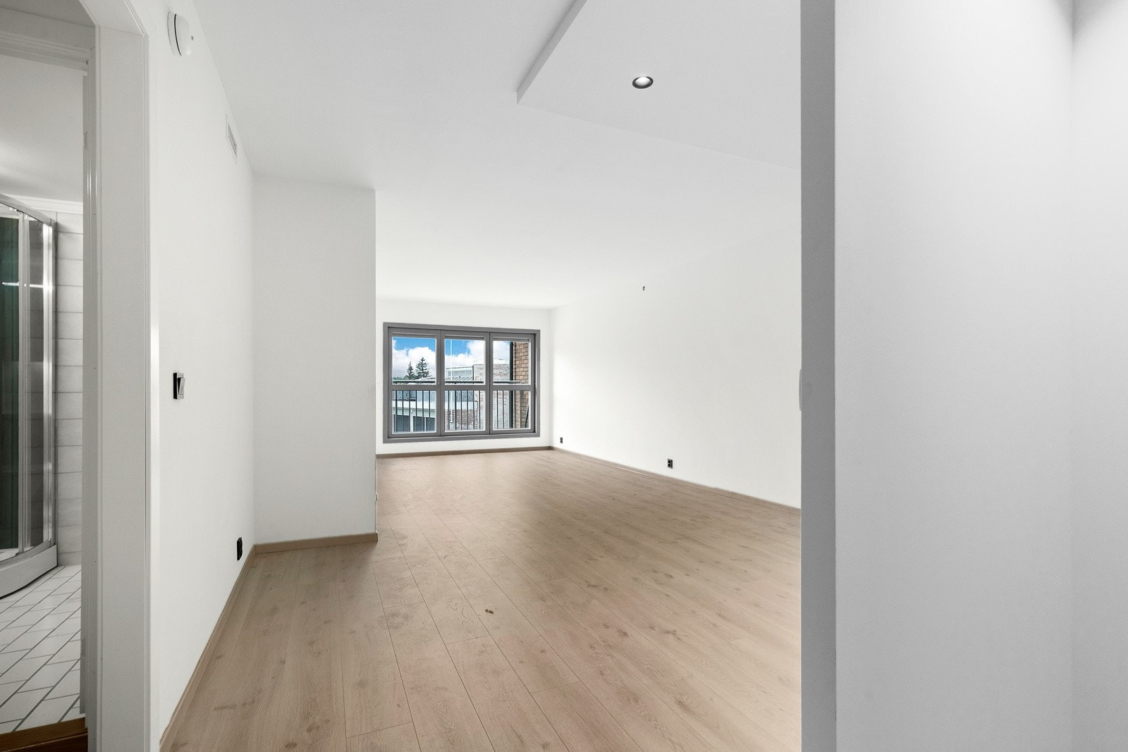 Rommet har et gjennomgående 1-stavs laminatgulv, kombinert med slette, hvitmalte vegger. Galleribilde