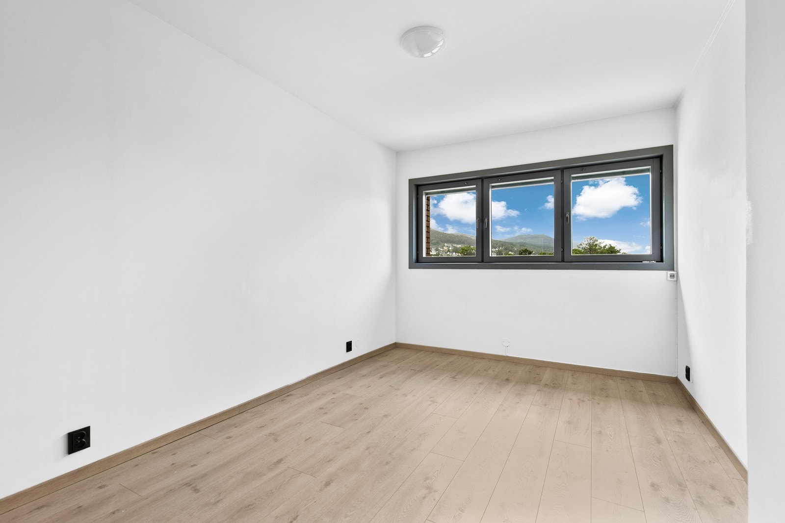 Leilighetens soverom er av svært god størrelse, med plass til dobbeltseng og nattbord, så vel som en kontorpult. Galleribilde