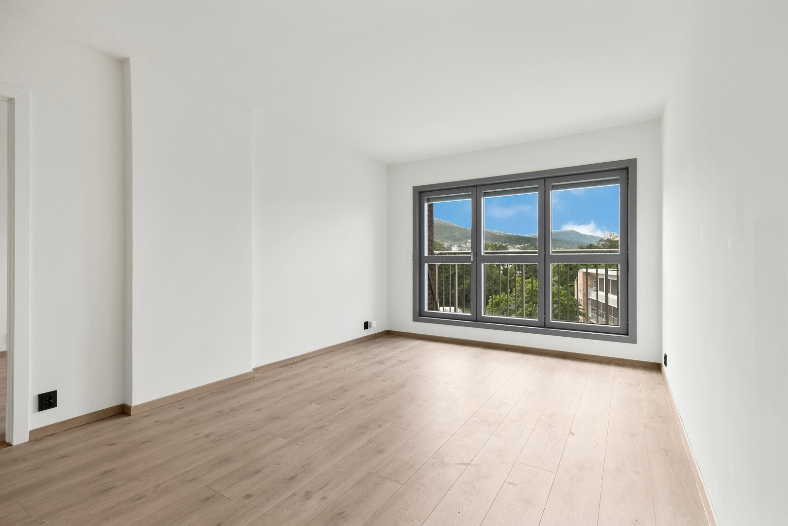 Stuen har en romslig, avlang form som gjør det enkelt å møblere med både sofagruppe og spisebord. Galleribilde