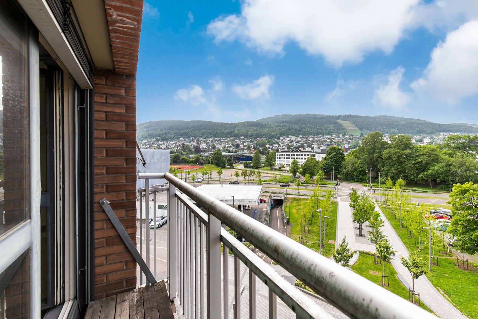 Det er fin utsikt over Strømsø fra leilighet og luftebalkong. Galleribilde