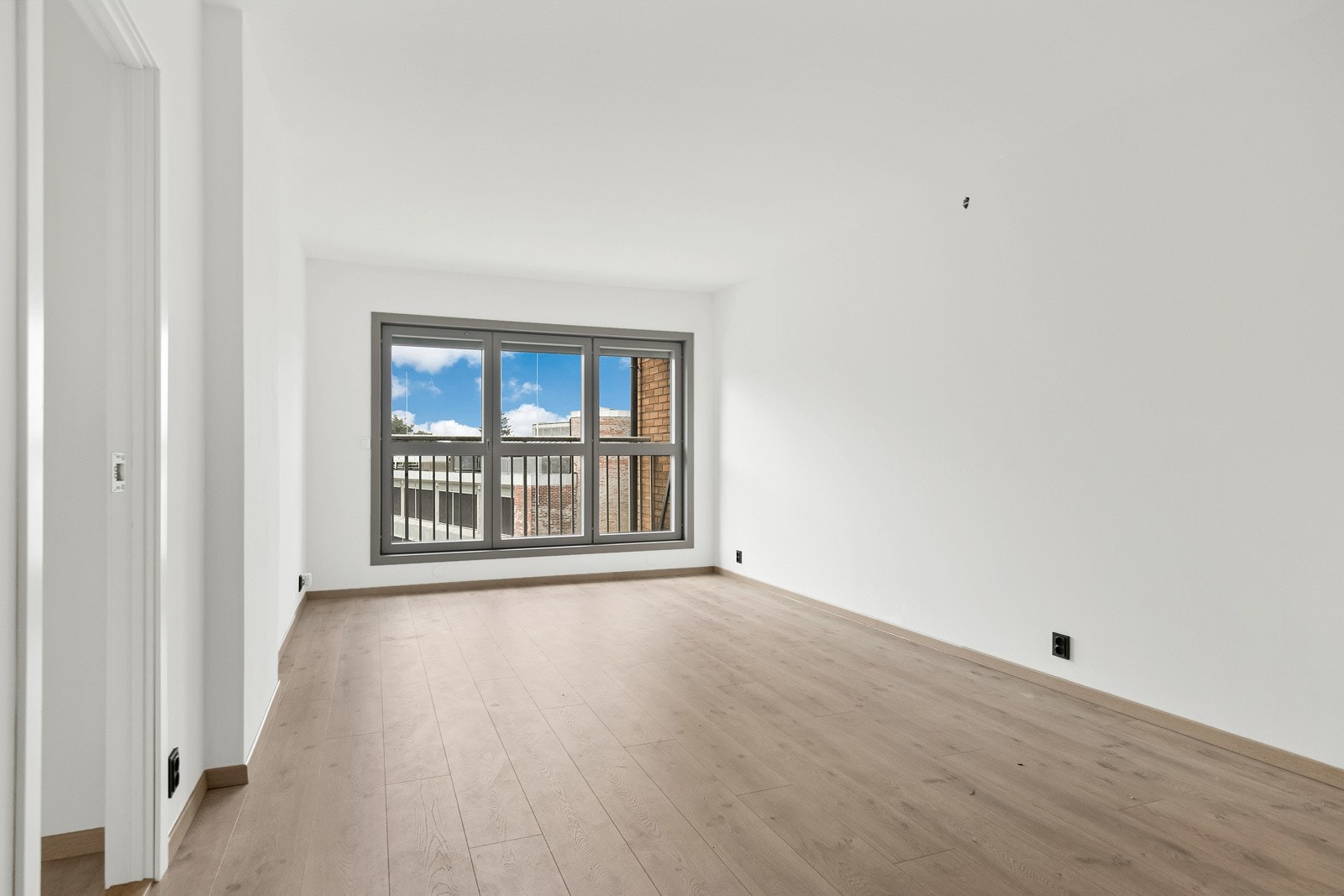 Det er en lyst og lett atmosfære, med store vindusflater på endeveggen, deriblant utgang til en luftebalkong. Galleribilde