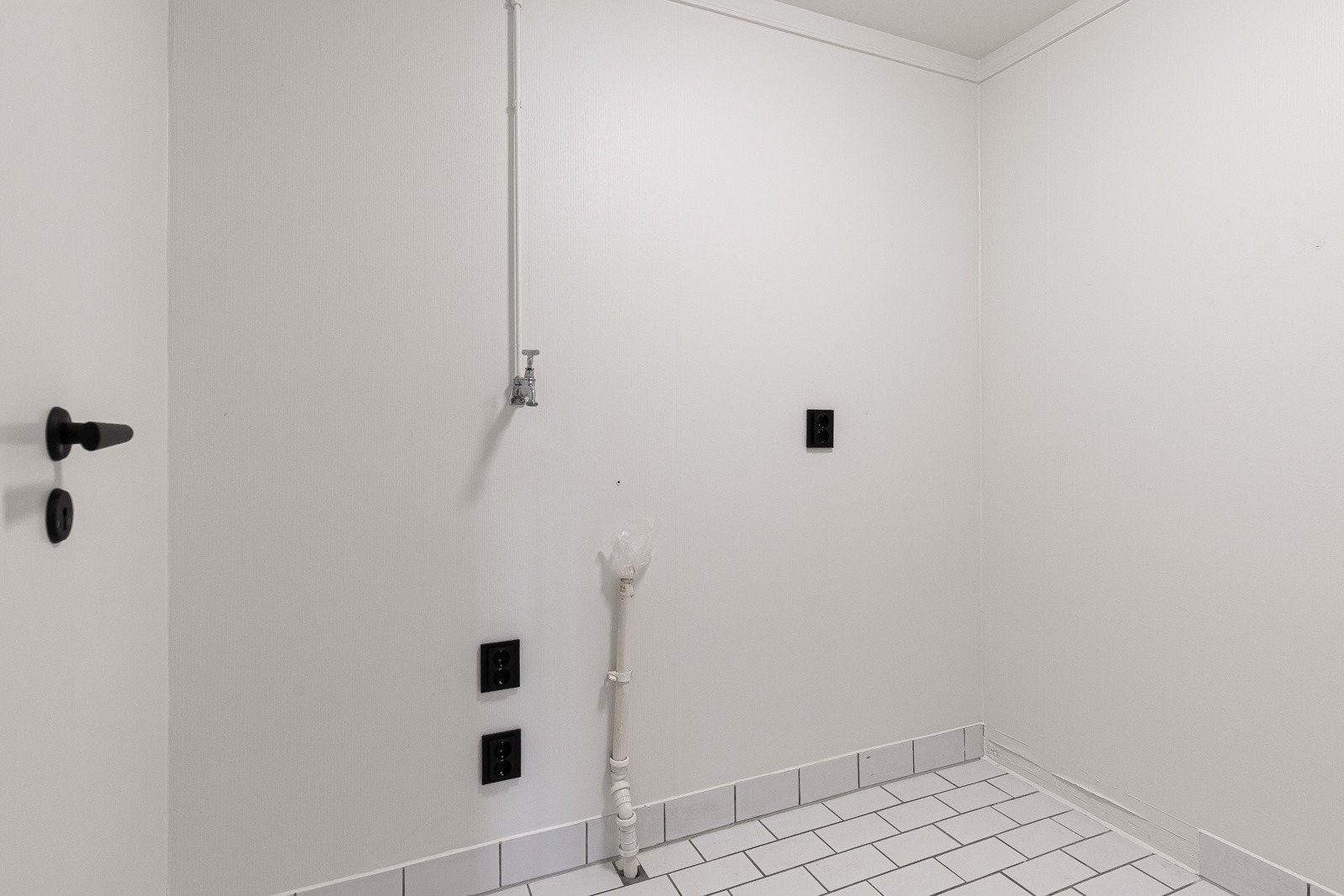 Vaskerommet ligger rett over gangen for badet og har opplegg til vaskemaskin, samt hvite gulvfliser. Galleribilde