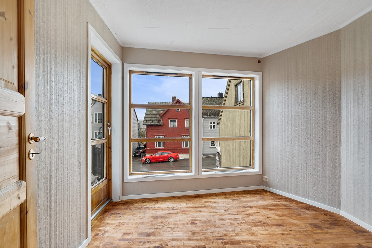 Fra hovedsoverom er det utgang til veranda mot sørvest