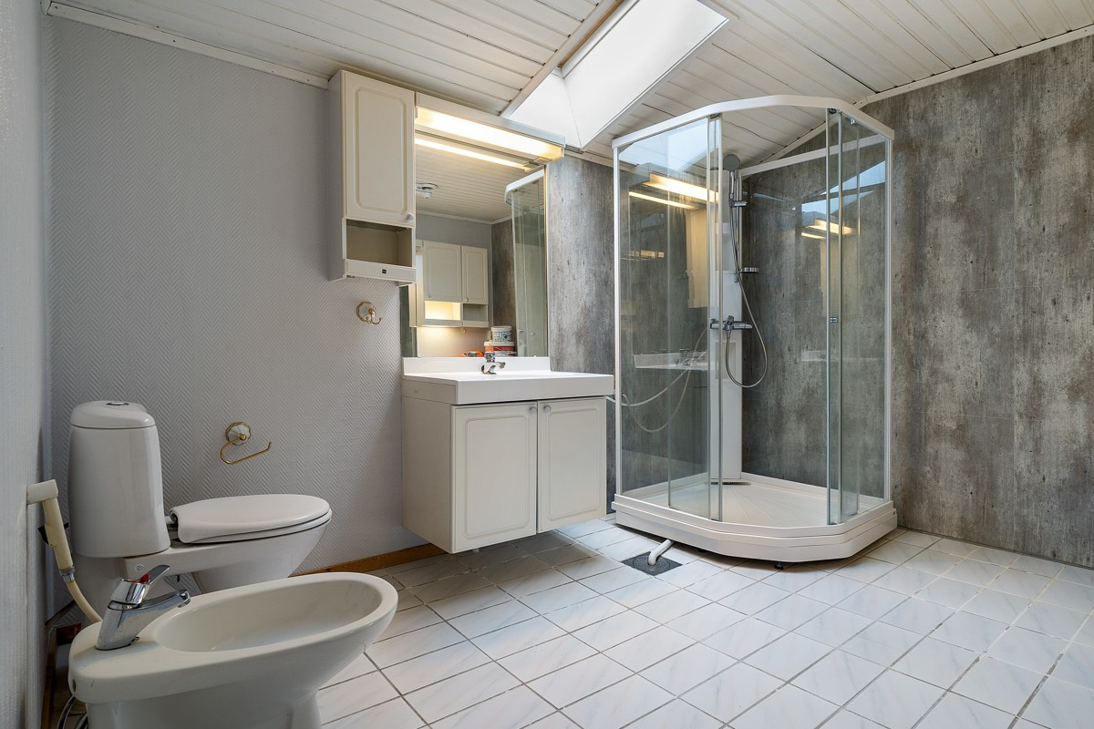 Stort baderom med wc, bidé og dusjkabinett