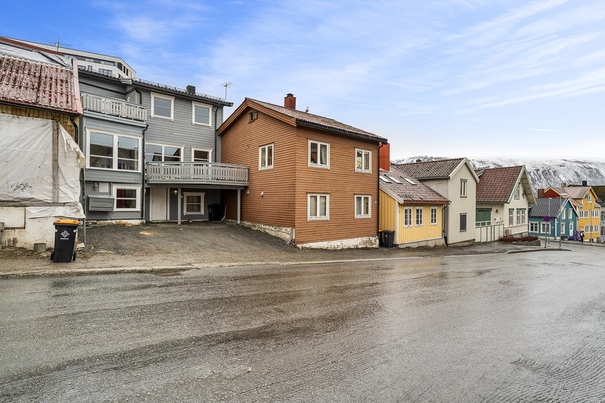 Boligen ligger tilbaketrukket med parkering i forkant på tomt