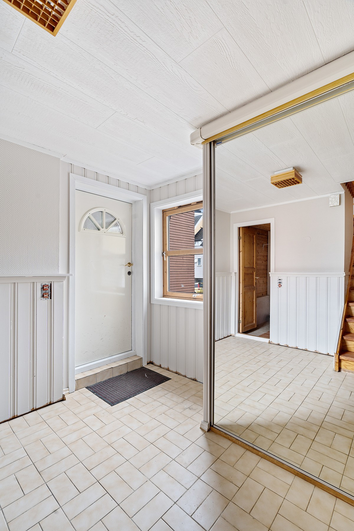 Gang/entré med skyvedørsgarderobe med speil