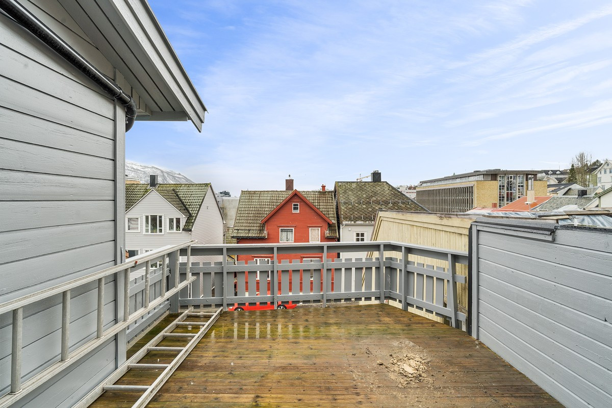 Fra loftsstue er det utgang til veranda møt sørvest