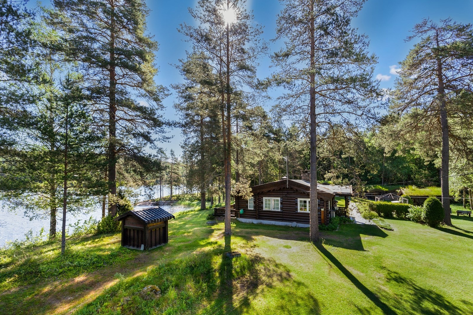 Til og med vedboden er i tømmer Galleribilde