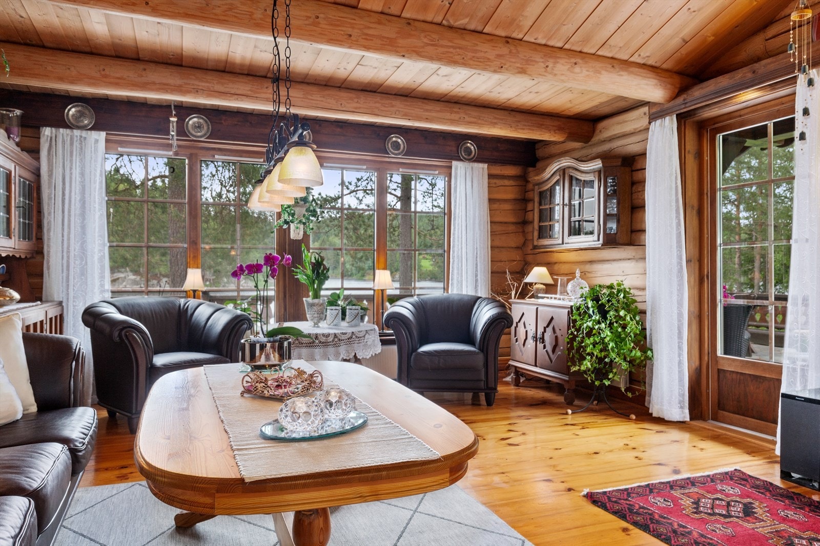 Det er utgang fra stuen til terrasse og hage Galleribilde