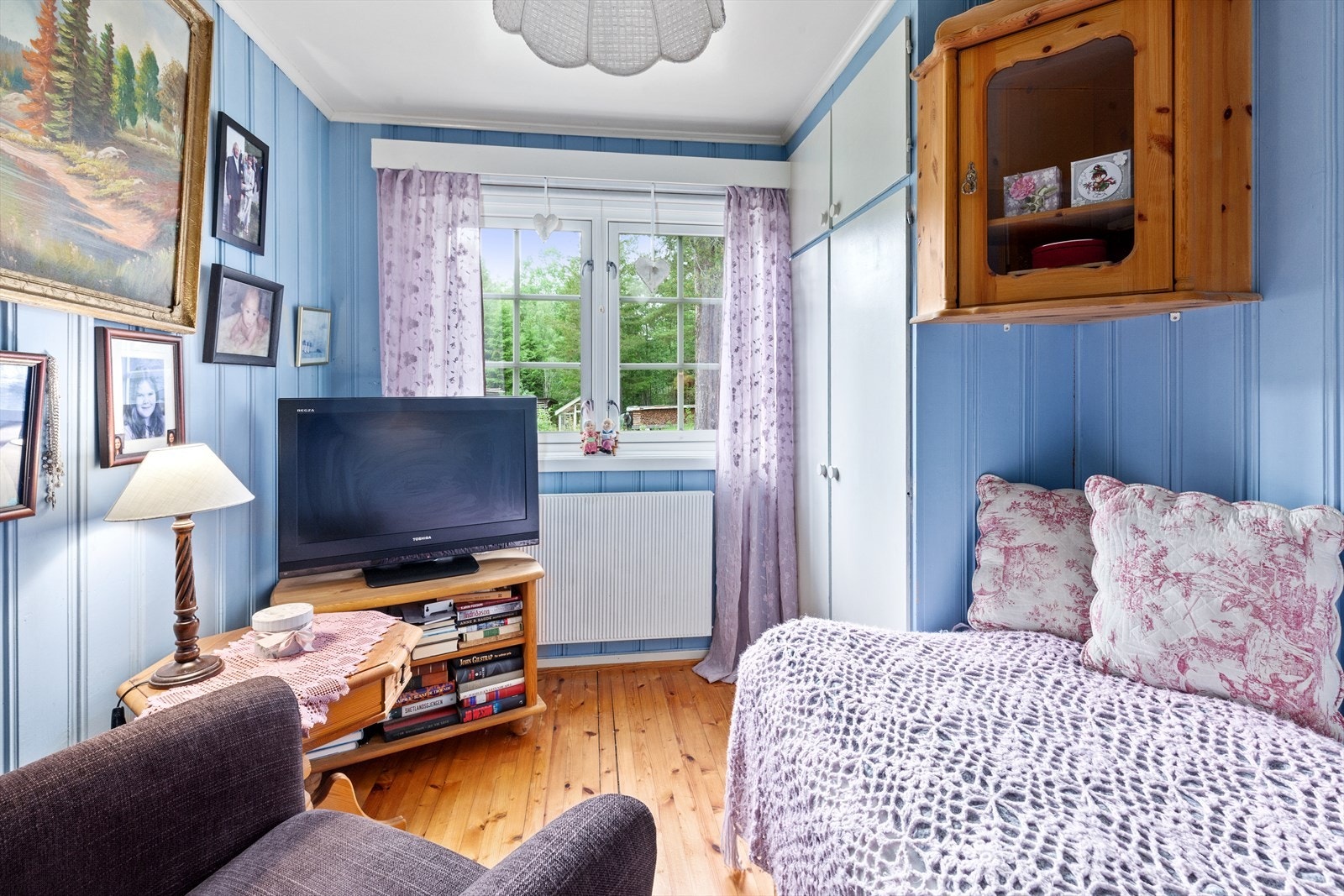 Soverom 2: Trivelig soverom med garderobe Galleribilde