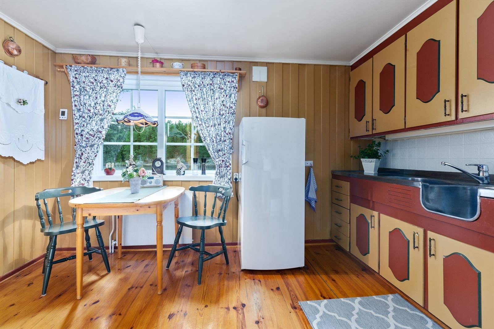 Trivelig kjøkken med spiseplass Galleribilde