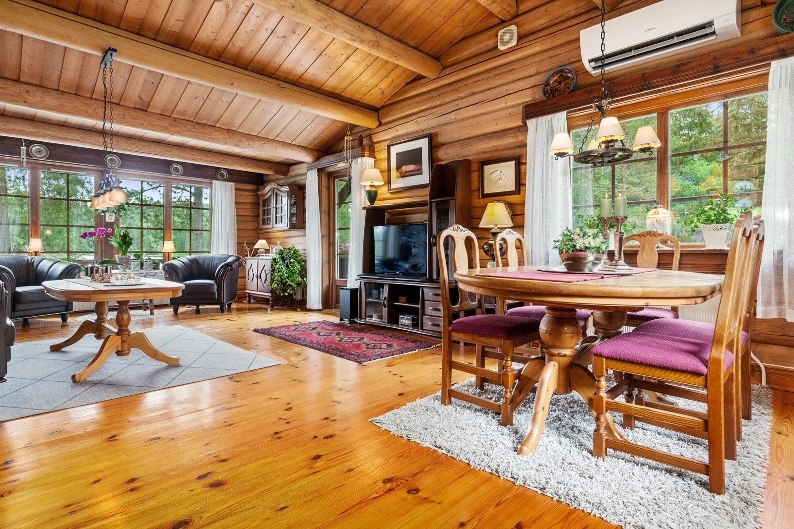 Spisestuedelen har plass til stort spisebord Galleribilde