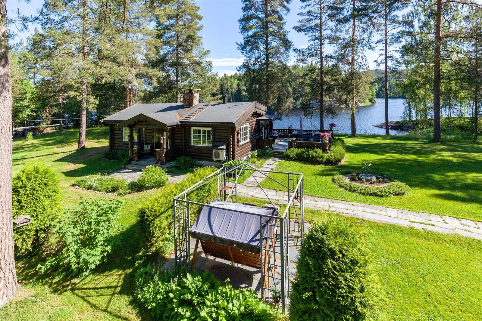 Eiendommen har flere solrike uteplasser Galleribilde