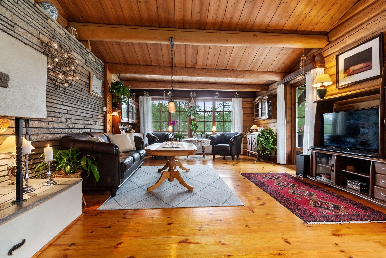 Stuen har en flott peis som skaper hygge Galleribilde