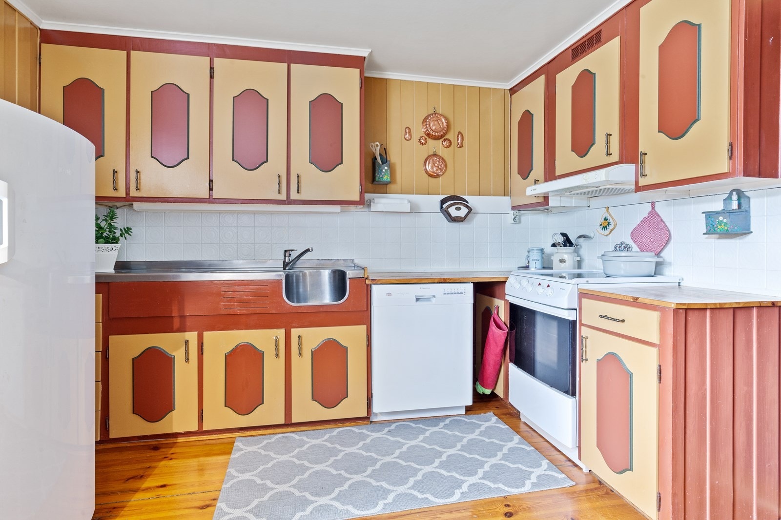 Kjøkkenet har godt med skap og benkeplass Galleribilde