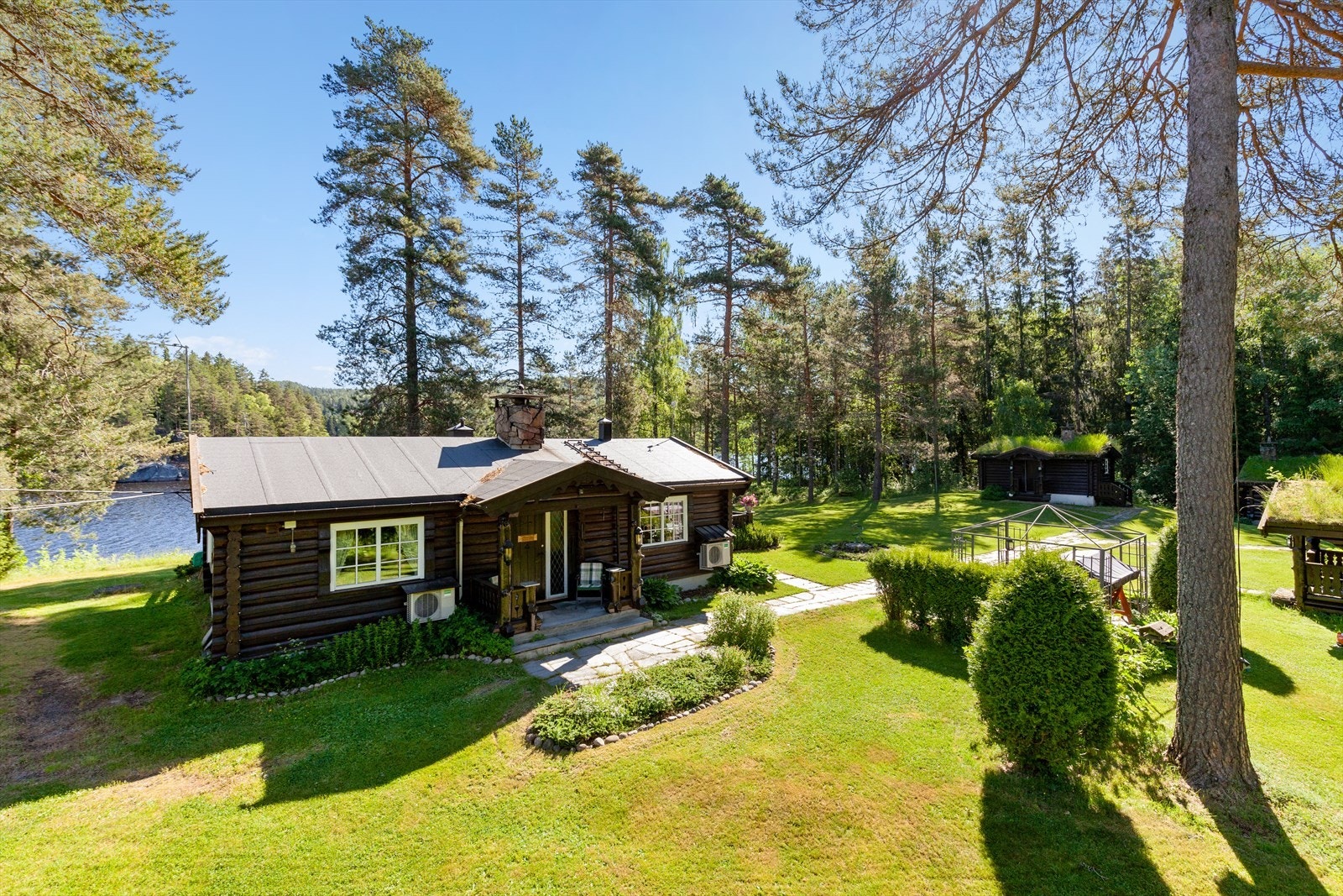 Tunet består av flere, flotte bygninger Galleribilde