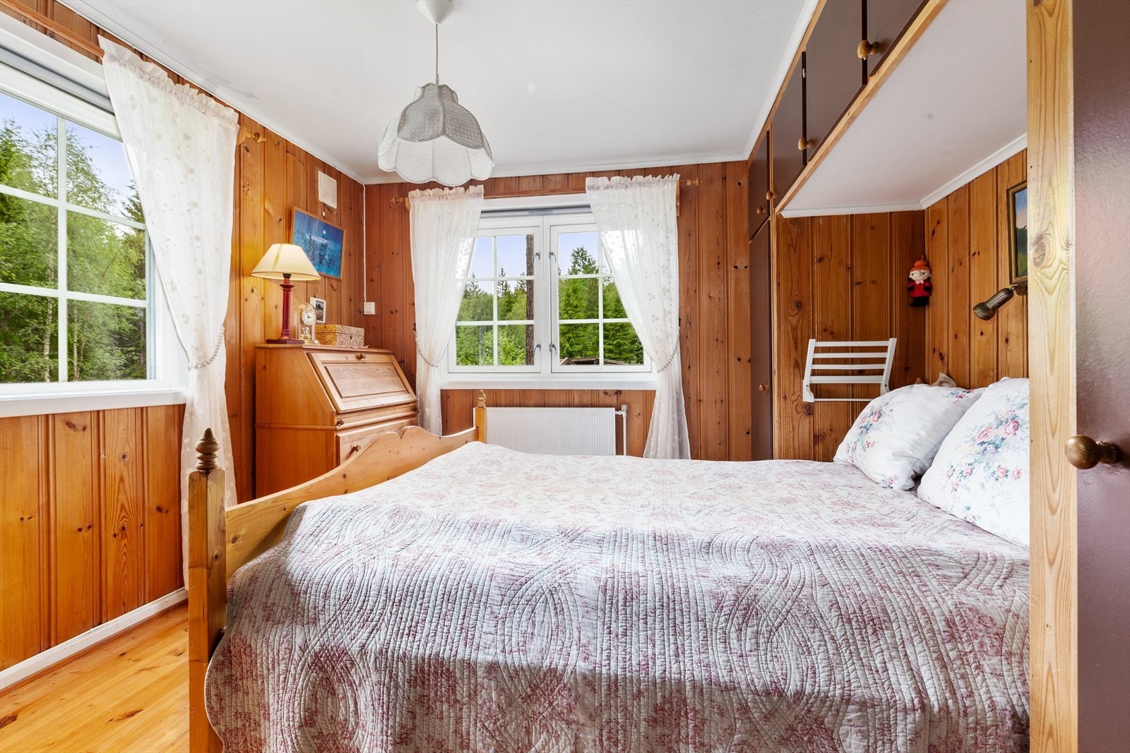 Soverom 1: Hovedsoverom med plass til dobbeltseng Galleribilde