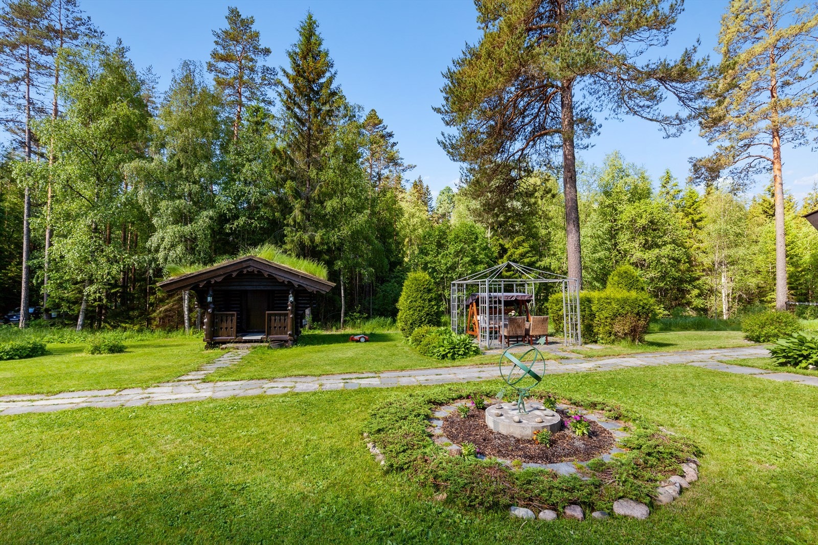 Usjenert og landlig med fantastisk boltreplass Galleribilde