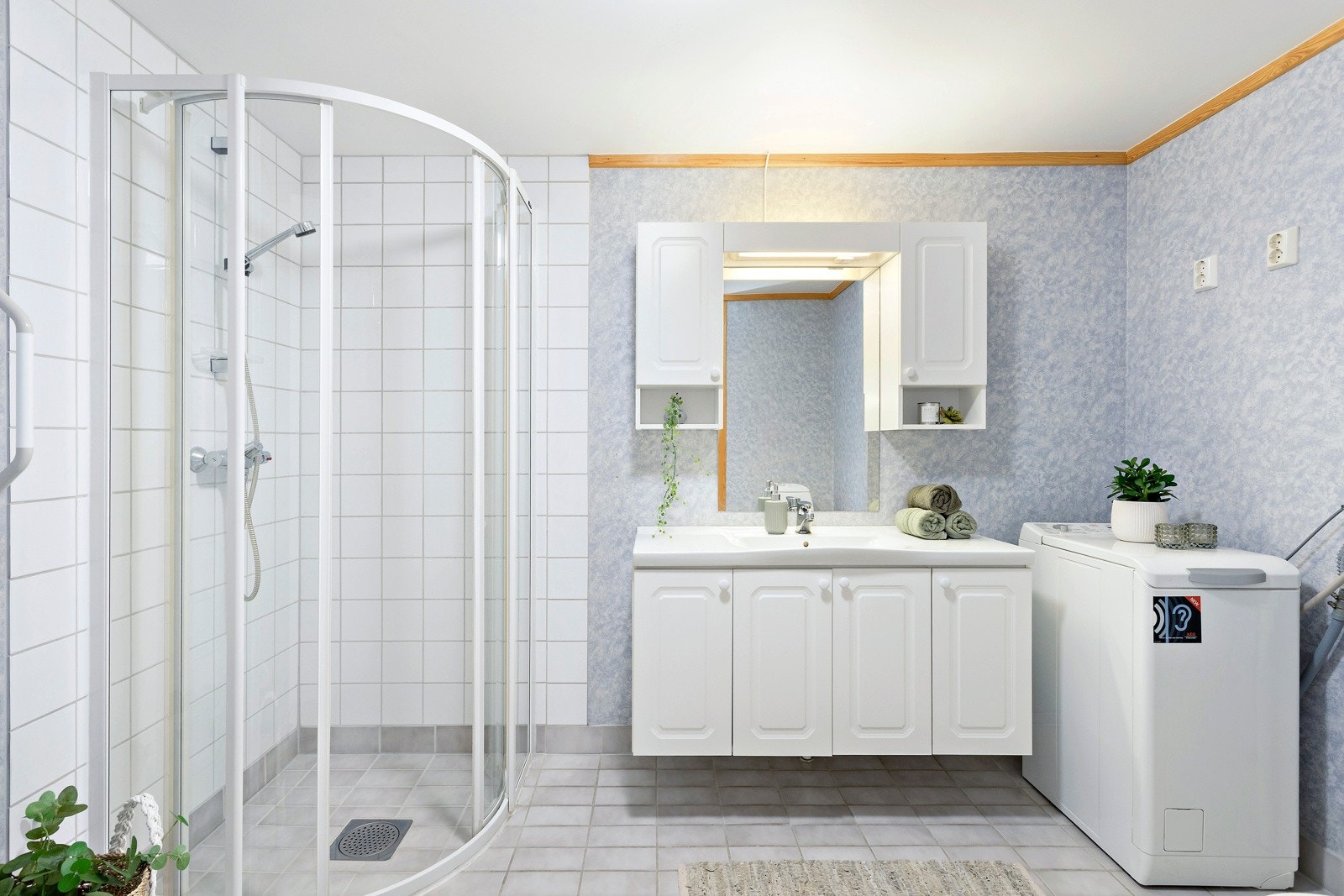 Lyst og pent bad med servant, wc, dusj og opplegg for vaskemaskin. Galleribilde