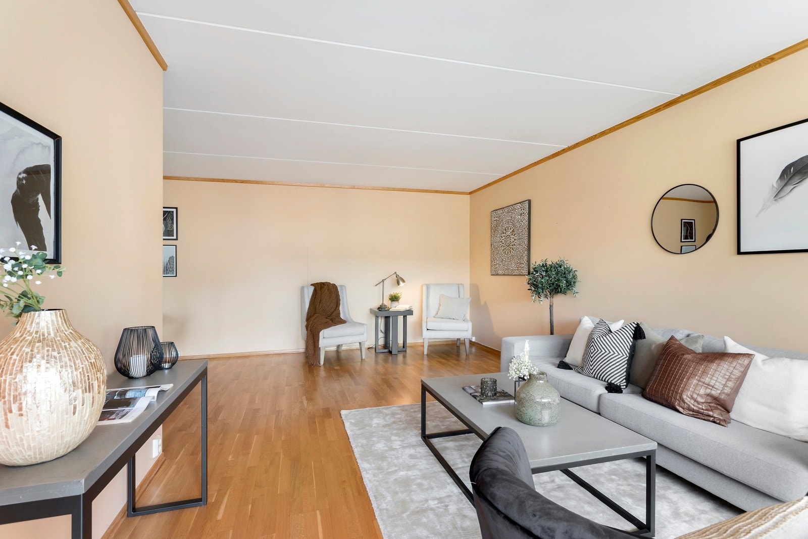 Romslig stue med plass til både salong og spisestue. Galleribilde