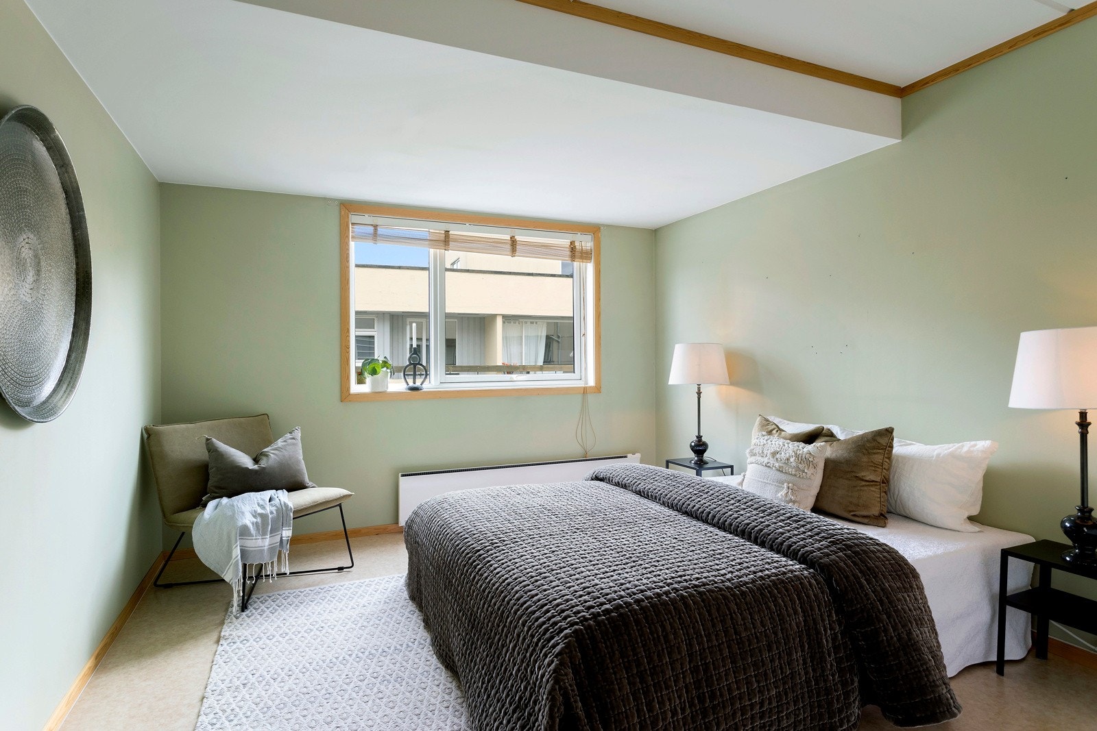 Romslig soverom med garderobeskap. Galleribilde