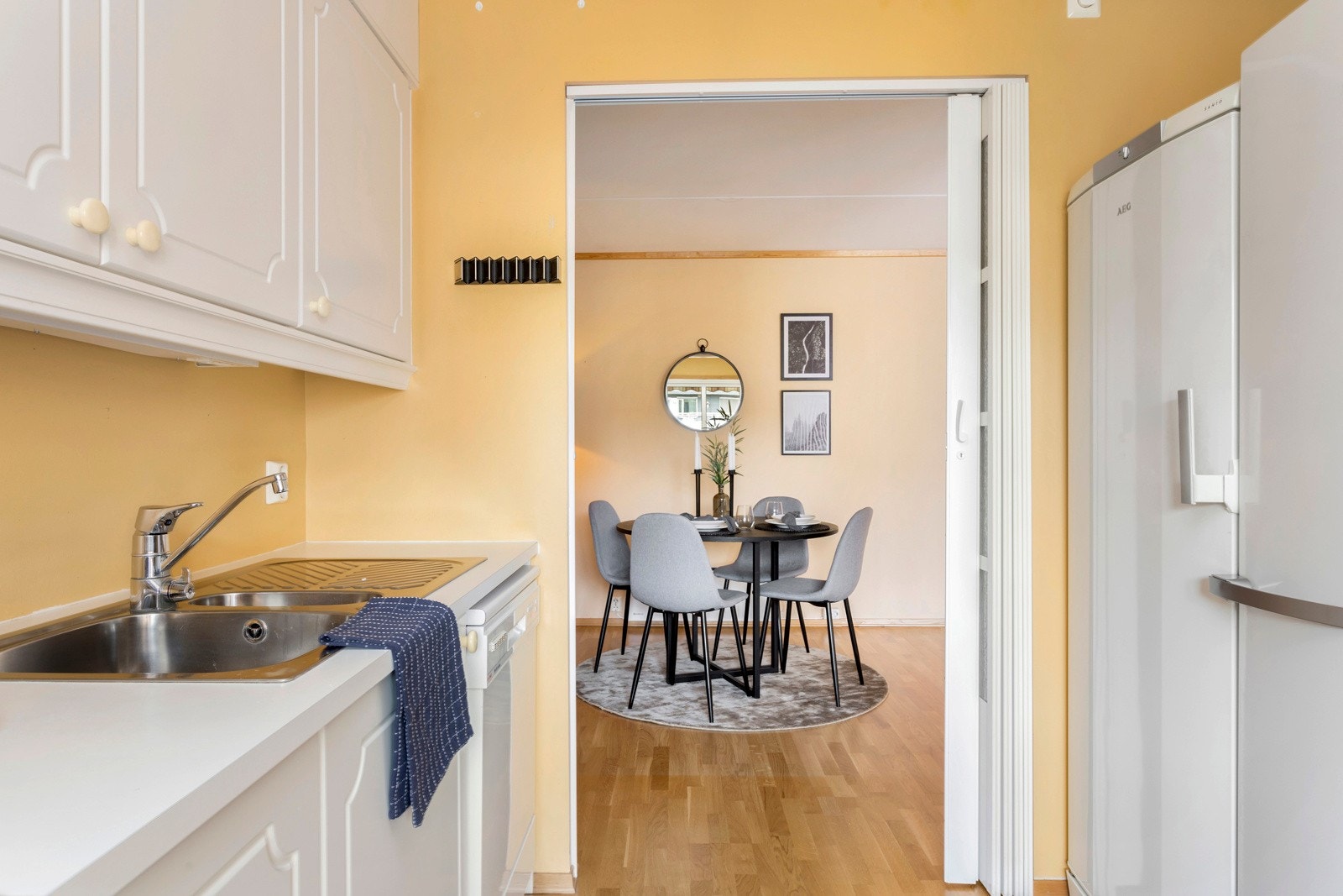 Fra kjøkkenet er det rett ut til spisestuen. Tidligere eier har satt inn en foldedør mot spisestuen. Denne kan man evt. fjerne dersom det er ønskelig. Galleribilde