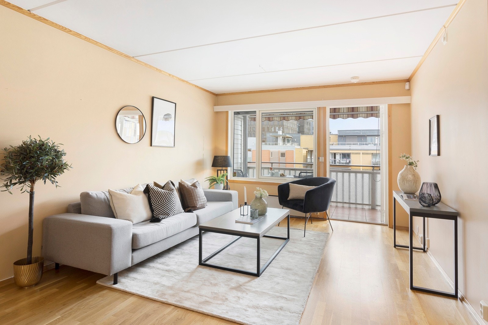 Hyggelig stue med adkomst til østvendt balkong - utsikt mot Bragernes og elven. Galleribilde