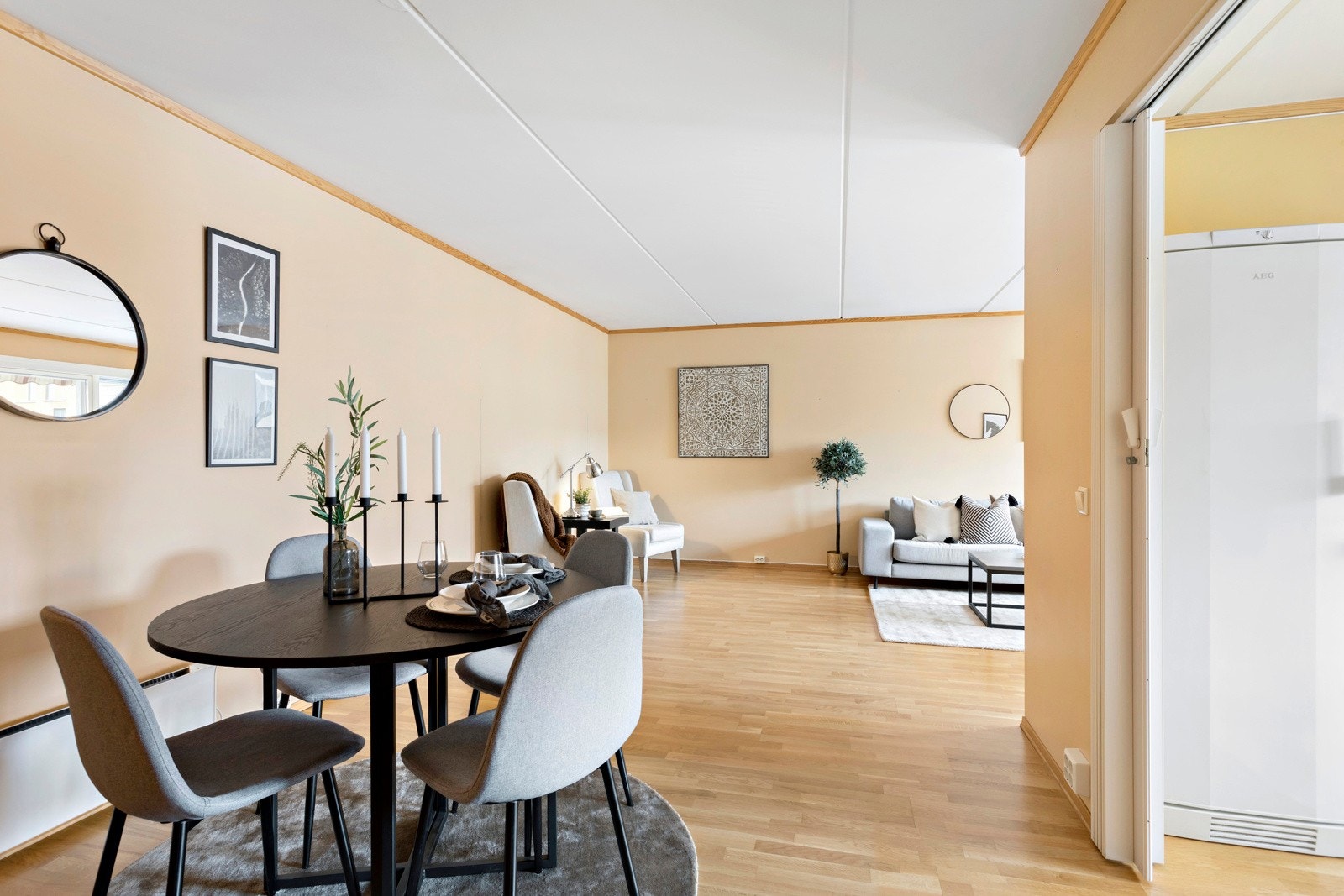 Spisestuedelen ligger i tilknytning til kjøkkenet. Galleribilde