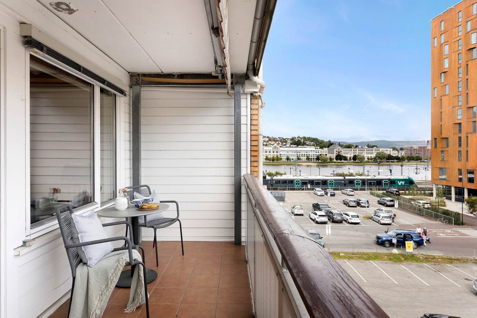 Overbygget balkong med fin utsikt - sol fra tidlig morgen til ca. midt på dagen. Galleribilde