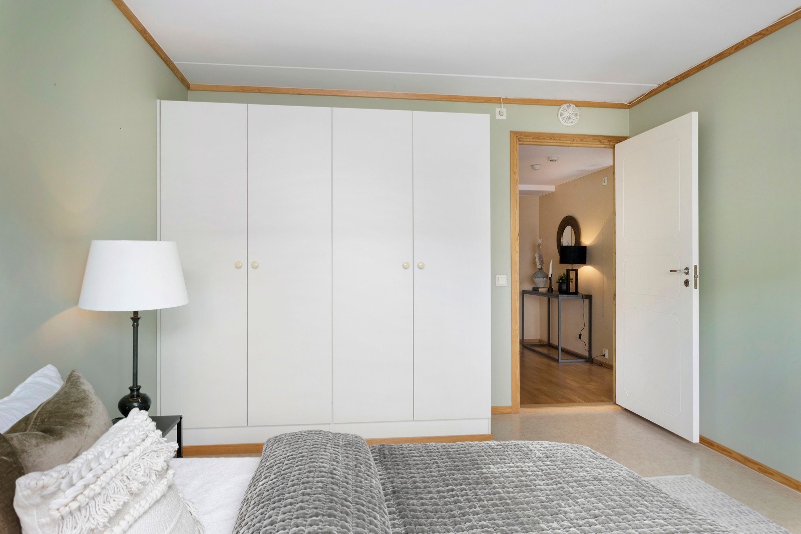 Romslig soverom med garderobeskap. Galleribilde